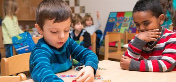 Weitere Infos zur Kinderbetreuung (Foto: Fuelop) Kinder spielen am Tisch