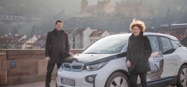 Die Stadt fördert auch umweltfreundliche Mobilität, zum Beispiel E-Autos. (Foto: Buck) E-Auto auf der Alten Brücke mit dem Schloss im Hintergrund