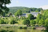 Stift Neuburg mit Neckar (Foto: Anspach) Stift Neuburg mit Neckar (Foto: Anspach)