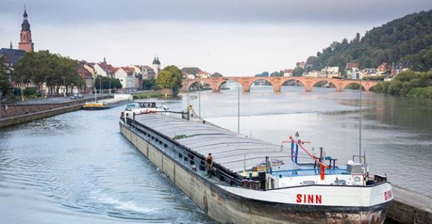 Binnenschiff auf Neckar (Foto: Diemer) Binnenschiff auf Neckar