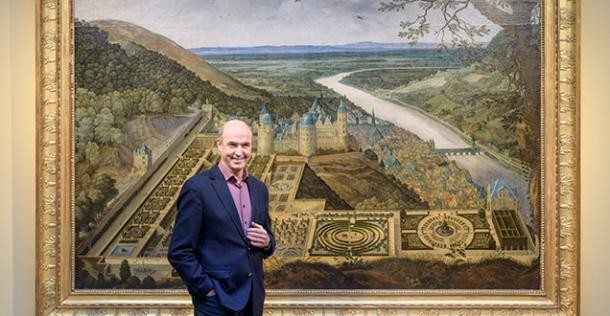 Dr. Frieder Hepp, Direktor des Kurpfälzischen Museums, vor einem Gemälde des Hortus Palatinus (Foto: Rothe) Dr. Frieder Hepp, Direktor des Kurpfälzischen Museums, vor einem Gemälde des Hortus Palatinu