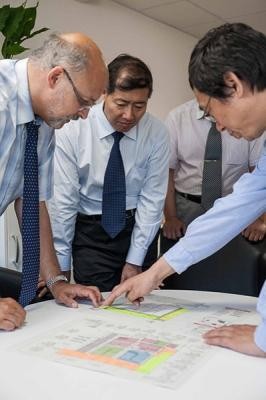 Der Vize-Generaldirektor der Archivverwaltung der Provinz Shandong, SU Dongliang, lässt sich anhand von Plänen das archivbauliche Konzept der Unterbringung des Heidelberger Stadtarchivs in der internationalen Gesamtschule erläutern (Foto: Stadt Heidelberg) Der Vize-Generaldirektor der Archivverwaltung der Provinz Shandong, SU Dongliang, lässt sich anhand von Plänen das archivbauliche Konzept der Unterbringung des Heidelberger Stadtarchivs in der internationalen Gesamtschule erläutern (Foto: Stadt Heidelberg)