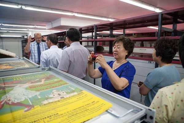 Besonderes Interesse erfährt bei einem Rundgang die durchweg an gängigen Archivstandards ausgerichtete Unterbringung sonderformatiger Archivbestände (Foto: Stadt Heidelberg) Besonderes Interesse erfährt bei einem Rundgang die durchweg an gängigen Archivstandards ausgerichtete Unterbringung sonderformatiger Archivbestände (Foto: Stadt Heidelberg)