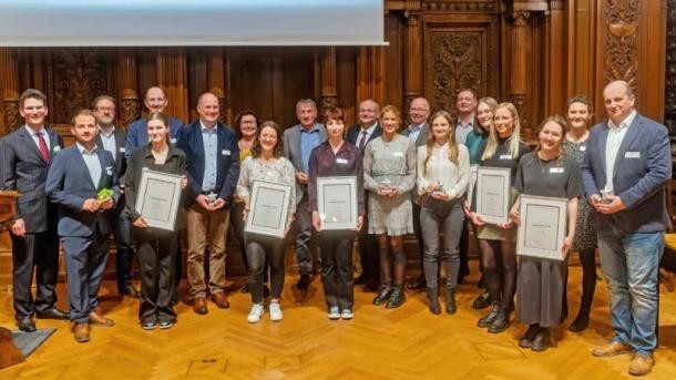 Marc Massoth (links), Leiter des Amtes für Wirtschaftsförderung und Wissenschaft, und Martin Schmidt (mittig), Schulleiter der Johannes-Gutenberg Schule, gratulierten den Preisträgerinnen des Ausbildungspreises 2023 mit ihren Ausbildern und Unternehmensvertretern. Die Preisträgerinnen (mit Urkunden, v.l.): Hanna Schweda, Elena Allnoch, Kim Feißkohl, Tiffany Kucs, Anna Siatka, Luisa Hauk. (Foto: Angelika Löffler) Preisträgerinnen des Ausbildungspreises 2023 mit ihren Ausbildern und Unternehmensvertretern