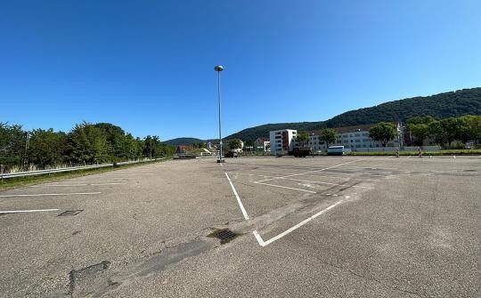 Julius-Springer-Schule vorher. (Foto: Stadt Heidelberg) Julius-Springer-Schule, Blick auf Parkfläche.