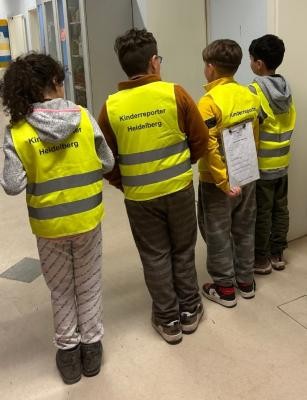 Für den neuen Kinderstadtteilplan sammelten die Kinder viele Infos und erkundeten als Reporter ihren Stadtteil. (Foto: Stadt Heidelberg) Bild von Kindern mit gelben Warnwesten, die sie als Heidelberger Reporterinnen und Reporter ausweisen.