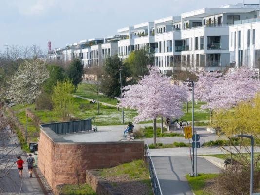 Mit dem Bau neuer Stadtviertel wie der Bahnstadt hat die Stadt Heidelberg neuen Wohnraum für Familien und junge Menschen geschaffen. Mit 30 Jahren ist das Durchschnittsalter der Bahnstadt im Vergleich zur Gesamtstadt sehr niedrig. In ganz Heidelberg sind die Menschen durchschnittlich etwa zehn Jahre älter. (Foto: Christian Buck) Das Heidelberger Stadtviertel Bahnstadt