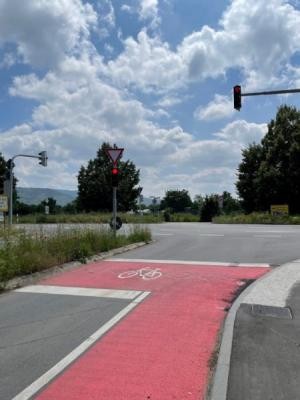 Am neuen Knotenpunkt an der L531/Boschstraße können Fußgängerinnen und Fußgänger ab sofort barrierefrei und bequem über eine Ampel die Landesstraße queren. Für Radfahrerinnen und Radfahrer gibt es außerdem eine neue Radspur über die Kreuzung. Straßenkreuzung mit Radquerung