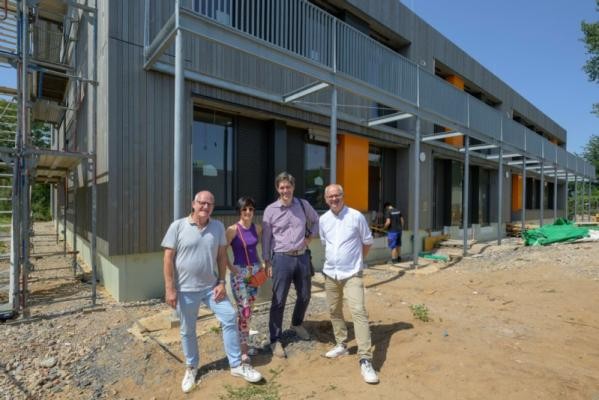 Bürgermeisterin Stephanie Jansen und erster Bürgermeister Jürgen Odszuck besichtigten die Kita im Harbigweg. Mit dabei waren der Architekt Stephan Weber sowie der Leiter des Hochbauamtes Harald Heußer (Foto: Philipp Rothe) Gruppe von Menschen auf der Baustelle