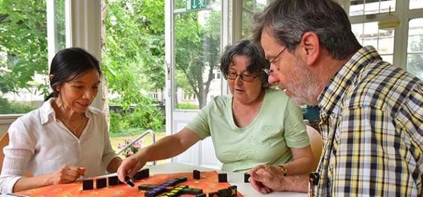 Wohnen für Senioren (Foto: Dorn) Drei Senioren am Tisch spielen ein Brettspiel
