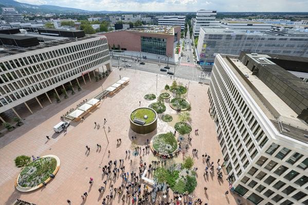 Der Europaplatz ist das perfekte Bindeglied zwischen dem Hauptbahnhof und der Bahnstadt – das neue Konferenzzentrum HCC (Mitte) ist in Laufweite. (Foto: Philipp Rothe) Aufnahme aus der Vogelperspektive vom neuen Europaplatz.