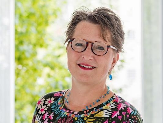 Wirbt für die Einführung einer Stillen Stunde im Einzelhandel: Die Kommunale Behindertenbeauftragte der Stadt Heidelberg, Christina Reiß. (Foto: Privat) Eine mittelalte Frau mit Brille lächelt in die Kamera.