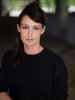 Bernadette Sonnenbichler soll die neue Intendantin des Heidelberger Theaters und Orchester werden – das haben die Mitglieder des Haupt- und Finanzausschusses entschieden. (Foto: Then) Eine Frau mit braunem Haar und dunklem Pulli blickt in die Kamera.