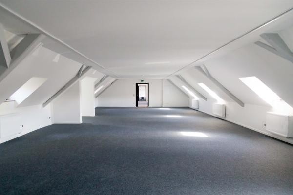 Künftige Mieter und Mieterinnen können sich auf helle und lichtdurchflutete Räume im neuen Kultur- und Kreativzentrum freuen. (Foto: Bormann) Man sieht einen noch leeren Raum mit Dachschrägen des neuen Kultur- und Kreativzentrums MARLENE 42.