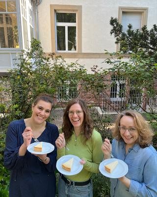 Freuen sich auf viele begeisterte Teilnehmerinnen und Teilnehmer beim Käsekuchenwettbewerb: Das städtische Team des Projekts „Mobilität und Teilhabe“. (Foto: Stadt Heidelberg) Drei Frauen essen begeistert Käsekuchen.
