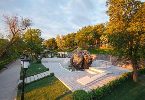 Der Istanbul-Park in Odessa. (Foto: Stadt Odessa) Blick in einen Park mit Terrasse.