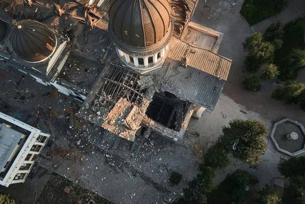 Odessa im Krieg: Die Verklärungskathedrale wurde 2023 bei einem russischen Angriff teilweise zerstört. Sie steht in der Altstadt, die zum UNESCO-Weltkulturerbe gehört. (Foto: Stadt Odessa) Ansicht einer Kathedrale von oben mit großen Schäden am Dach.