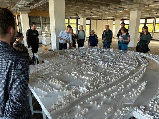 Spaziergang 2024 über den Campus Im Neuenheimer Feld (Foto: Stadt Heidelerg) Menschen stehen um ein Modell