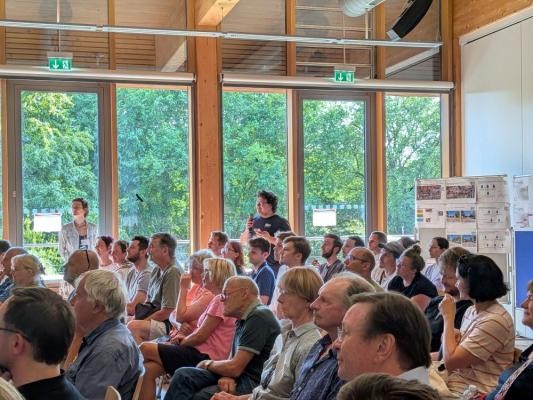 Veranstaltung am 15. Juli 2026 in der Jugendherberge (Foto: Stadt Heidelberg) Plenumdiskussion im Tagunsgraum