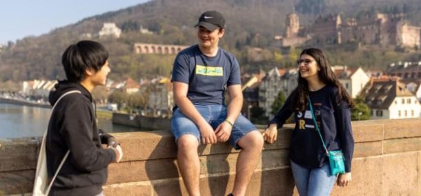 Kinder-und Jugendbeteiligung (Foto: Dittmar) Playmobilfigur in modellierter Sandwelt