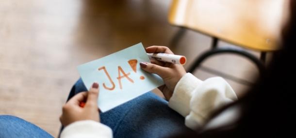 Ja zur Beteiligung (Foto: Dittmar) Jugendliche mit Zettel auf dem ja steht