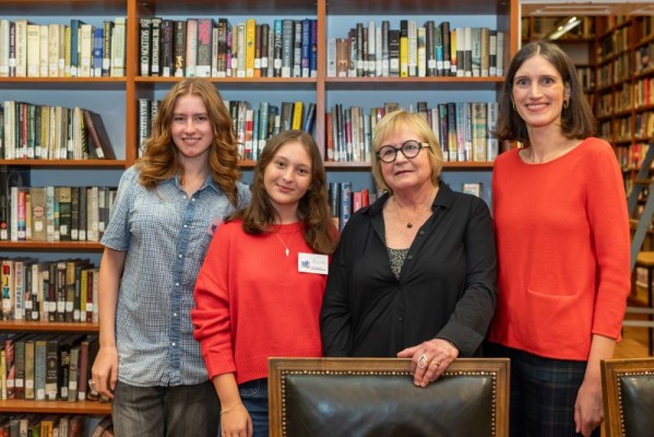 Charlotte Kerner am DAI mit Literaturscouts by Sarina Charmatova_DAI