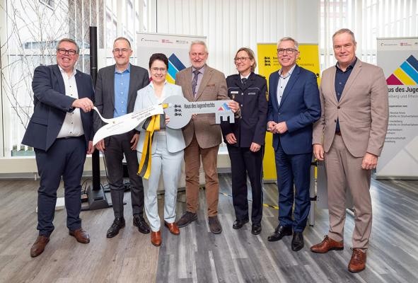 Symbolische Schlüsselübergabe der Räumlichkeiten für das Haus des Jugendrechts. (Foto: Stadt Heidelberg) Gruppe von Personen