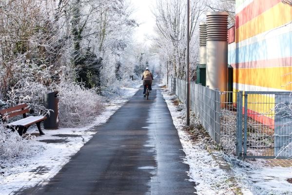 Der Heinrich-Menger-Weg im Pfaffengrund konnte mit Mitteln aus dem Straßensanierungsprogramm schnell und unkompliziert saniert werden. Fahrradweg