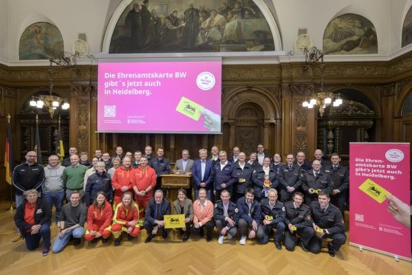 Bei einer gemeinsamen Auftaktveranstaltung von Stadt und Land erhielten Ehrenamtliche von Blau-lichtorganisationen – diese sind grundsätzlich antragsberechtigt – die ersten Ehrenamtskarten über-reicht. Große Personengruppe