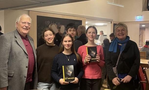 Gruppenbild mit Zeitzeuge und Autorin (Foto: HDer Literaturscouts)