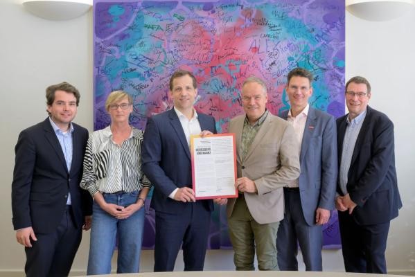 Freude über die Innovationspartnerschaft zwischen Heidelberg und Mainz (von links): Felix Wälder (Geschäftsführer biomindz Entwicklungsgesellschaft Mainz), Julia Schaft (Managing Director BioRN), der Mainzer Oberbürgermeister Nino Haase, Heidelbergs Oberbürgermeister Eckart Würzner, Marc Massoth (Leiter Amt für Wirtschaftsförderung und Wissenschaft Stadt Heidelberg sowie Geschäftsführung Technologiepark Heidelberg) und Dirk Schmitt (Geschäftsführer Life Science Zentrum Mainz mit der Vernetzungsplattform BioVation RLP). (Foto: Phillipp Rothe) Gruppenfoto bei der Vertragsunterzeichnung
