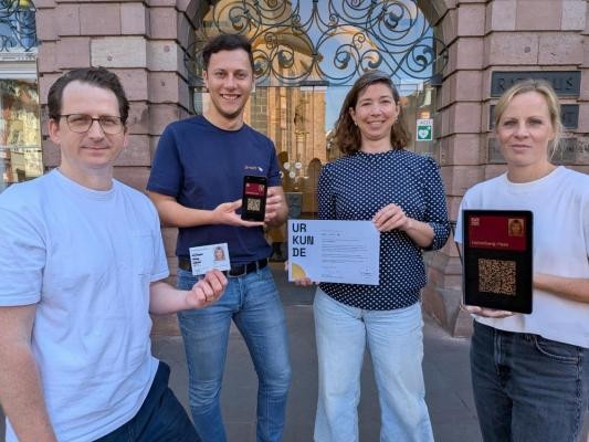 Die Innovationsabteilung im Referat des Oberbürgermeisters mit Lena Lenz (rechts), Mareike Rimmler und Sascha Verhoeven (links) setzt in enger Zusammenarbeit mit dem Amt für Bürgerdienste und Zuwanderung, dem Amt für Digitales und Informationsverarbeitung sowie dem Heidelberger IT-Lösungsanbieter j&s-soft um Michael Feygelman (2. von links) das Pilotprojekt zur Entwicklung eines digitalen Heidelberg-Passes um. (Foto: Stadt Heidelberg) Lena Lenz, Mareike Rimmler, Sascha Verhoeven und Michael Feygelman.