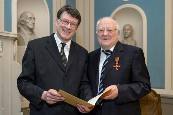 Zoodirektor Dr. Klaus Wünnemann überreicht das Bundesverdienstkreuz an den Wissenschaftler Dr. Dr. Jürgen Jungbluth (v.l.). (Foto: Rothe) Zoodirektor Dr. Klaus Wünnemann überreicht das Bundesverdienstkreuz an den Wissenschaftler Dr. Dr. Jürgen Jungbluth (v.l.). (Foto: Rothe)