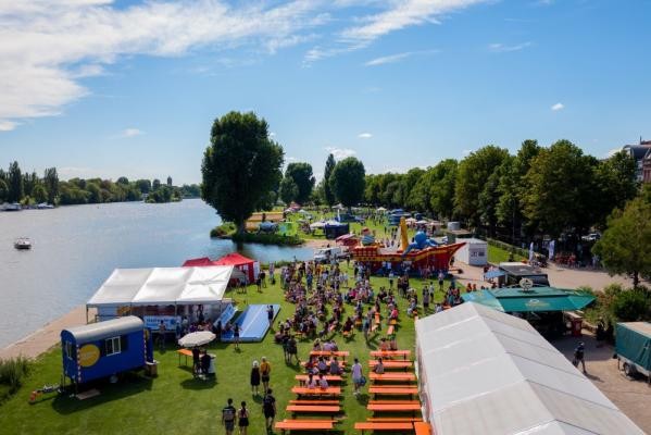 Die Neuenheimer Neckarwiese verwandelt sich am Sonntag, 5. Juli 2026, von 13 bis 18 Uhr in eine große Sport- und Bewegungsfläche: Beim „Schaufenster des Sports“ präsentieren zahlreiche Heidelberger Vereine und Sportorganisationen die breite Vielfalt des Sports in Heidelberg (Archivbild). (Foto: Tobias Dittmer) Stände auf der Neckarwiese.