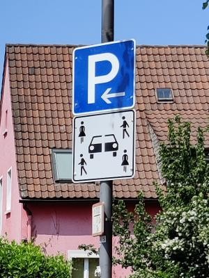 Beschilderung eines Carsharing Parkstandes. (Foto: Stadt Heidelberg, 2023) Beschilderung eines Carsharing Parkstandes.