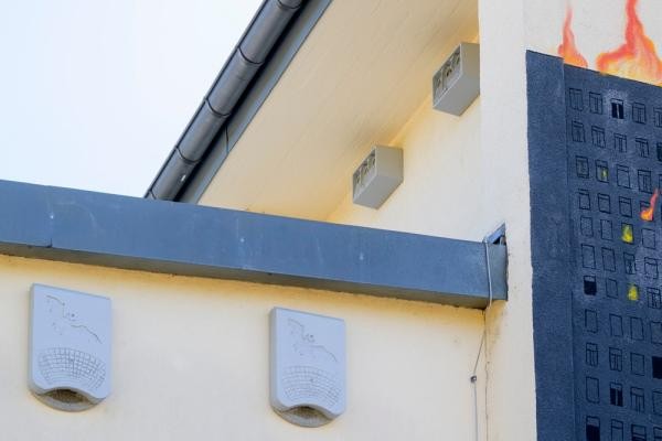 An der Julius-Springer-Schule wurden mit angebrachten Nistkästen bei einer Gebäudesanierung Ersatzquartiere für Gebäudebrütern geschaffen. Sie zeigen beispielhaft wie sich bauliche Sanierungen und Artenschutz miteinander verbinden lassen. (Foto: Rothe) An der Julius-Springer-Schule wurden mit angebrachten Nistkästen bei einer Gebäudesanierung Ersatzquartiere für Gebäudebrütern geschaffen. Sie zeigen beispielhaft wie sich bauliche Sanierungen und Artenschutz miteinander verbinden lassen. (Foto: Rothe)