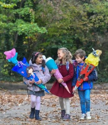 Rund 1.400 Schulanfängerinnen und Schulanfänger sind in Heidelberg an den Grundschulen angemeldet. Der Einschulungstag ist an den meisten Schulen am 19. September, fünf Tage nach dem offiziellen Start des neuen Schuljahres. (Foto: Peter Dom) Drei Erstklässler mit Schultüten