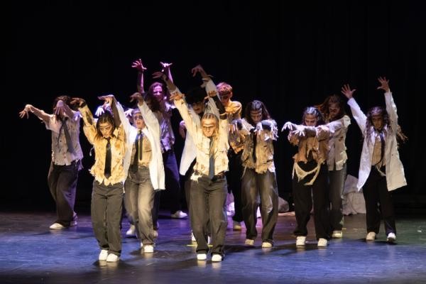 Am Samstag, 5. Dezember 2026, findet im Konzerthaus Stadthalle der 38. Jugendtanztag statt – die Anmeldung ist ab dem 15. September möglich. (Foto: Markus Pfahler) Tanzgruppe auf einer Bühne