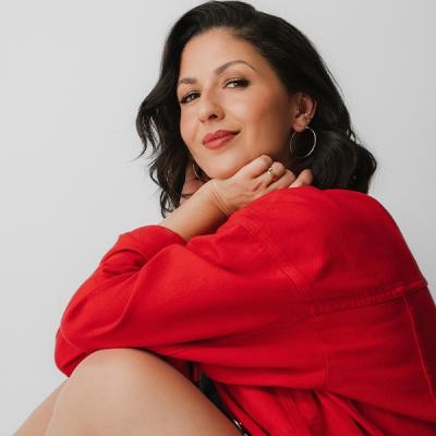 Tülin Sezgin liest am 21. September im Karlstorbahnhof aus ihrem Buch „ALMANCI-Mädchen“.(Foto: Vanessa Wunsch) Portrait von Tülin Sezgin.
