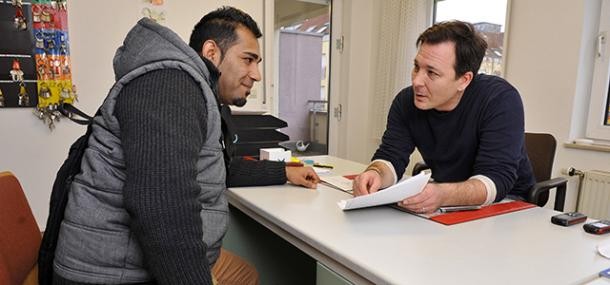 Ein Flüchtling wird beraten. (Foto: Dorn) Ein Flüchtling wird beraten.