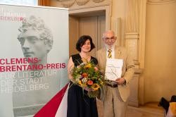Erhielt den Clemens-Brentano-Preis der Stadt Heidelberg 2023: Yael Inokai bei der Übergabe mit Kulturbürgermeister Wolfgang Erichson. (Foto: Konrad Gös) Übergabe eines Preises