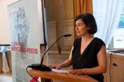 Brentano-Preisträgerin Yael Inokai. (Foto: Konrad Gös) Brentano-Preisträgerin Yael Inokai bei ihrer Dankesrede.