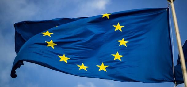 Europaflagge (Foto: Christian Lue auf Unsplash) Europaflagge im Wind