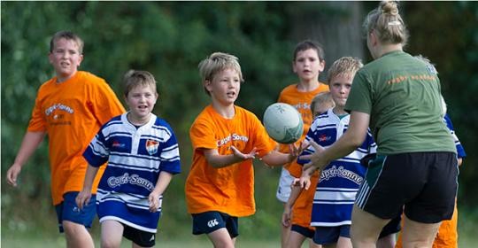 13_topbild_Rugbykinder mit Trainerin_by_Anspach