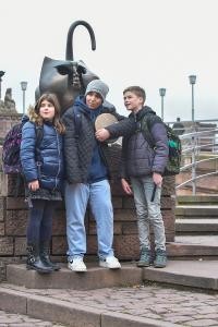 Für viele Viertklässlerinnen und Viertklässler steht jetzt die Entscheidung für eine weiterführende Schule an. Der neue digitale Schulwegweiser der Stadt Heidelberg gibt unter www.heidelberg.de/schulwegweiser kompakte Informationen rund um den Schulstandort Heidelberg und den Wechsel von der Grundschule in die weiterführende Schule. (Foto: Peter Dorn) Drei Schüler stehen auf einer Treppe.