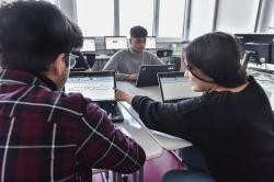 Zwei Jungen und ein Mädchen arbeiten mit einem Notebook (Archivfoto: Dorn) Zwei Jungen und ein Mädchen arbeiten mit einem Notebook
