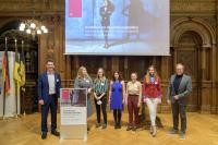 Oberbürgermeister Prof. Dr. Eckart Würzner (rechts) und Marc Massoth, Leiter des Amtes für Wirtschaftsförderung und Wissenschaft, gratulierten den Preisträgerinnen des Ausbildungspreises 2021 (von links): Hanna Philipp, Hanna Kötting, Katharina Elsen, Annette Braun und Sarah Bator; auf dem Bild fehlt: Jana Pacyna. Gruppenfoto von den Gewinnerinnen des Ausbildungspreises 2022