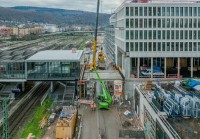 Die neue Fußgängerbrücke zwischen Hauptbahnhof und Europaplatz wird gebaut: 24 tonnenschweren Elemente wurden dafür mittels eines Autokrans durch die Luft transportiert und in ihre Position montiert. (Foto: Tobias Dittmer) Der neue Verbindungsteg zwischen dem Heidelberger Hauptbahnhof und dem Europaplatz.
