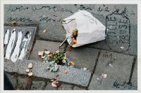 „Stille Pause“ (2010), eine von Rautenbach selbst angefertigte Fotografie, die er beschriftete, bemalte und als Mitteilung an seine Partnerin schickte. (Foto: Stiftung Kunstfonds) Müll auf der Straße