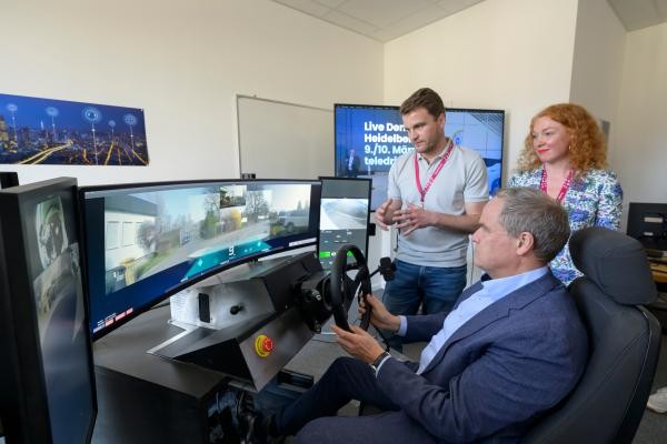 Oberbürgermeister Eckart Würzner nahm am Leitstand im Gebäude der Digital-Agentur Platz und lenkte von dort das Fahrzeug auf dem abgesperrten Verkehrsübungsplatz. Die Entwickler Enn Laansoo (links) und Tuuli Tolmats-Aia von dem estnischen Start-up Elmo Teledriving erläuterten die Technik. (Foto: Philipp Rothe) Oberbürgermeister Eckart Würzner, der das ferngelenkte Auto steuert.